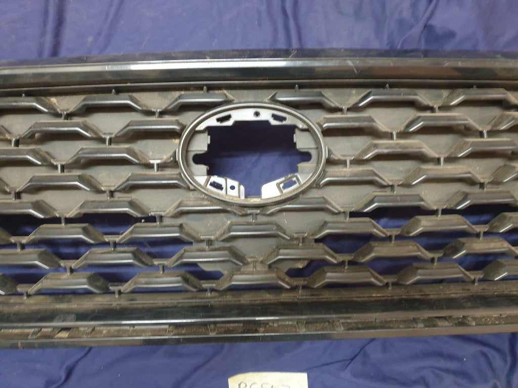 Toyota Corolla Cross Radiator Grille - Grille surround broken