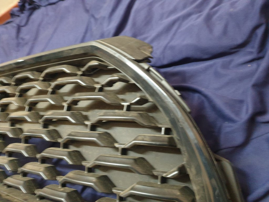 Toyota Corolla Cross Radiator Grille - Grille surround broken