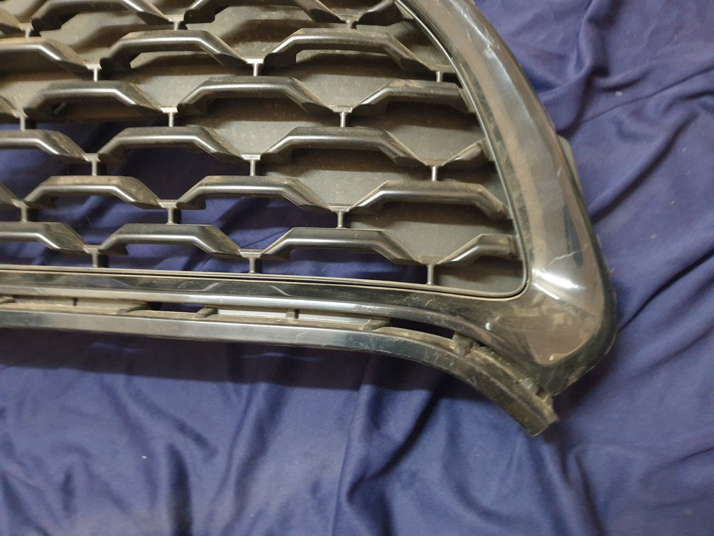 Toyota Corolla Cross Radiator Grille - Grille surround broken