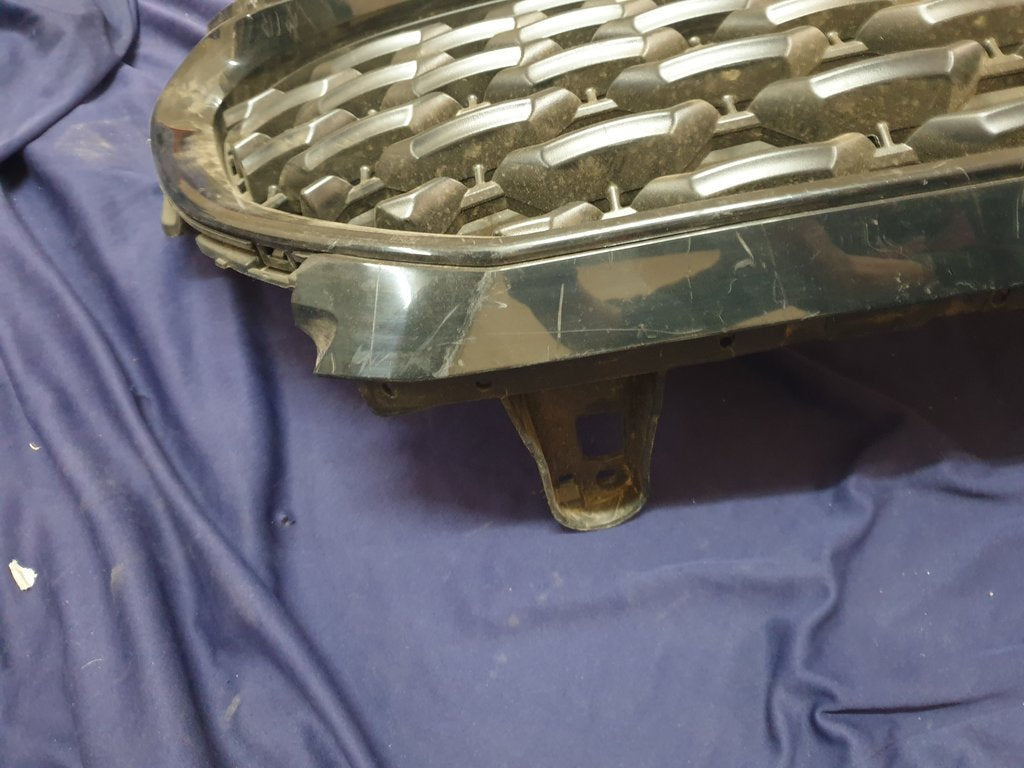Toyota Corolla Cross Radiator Grille - Grille surround broken