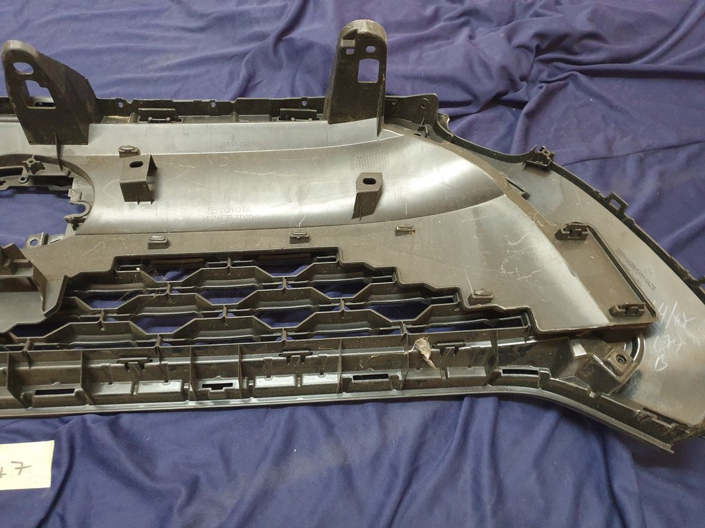 Toyota Corolla Cross Radiator Grille - Grille surround broken