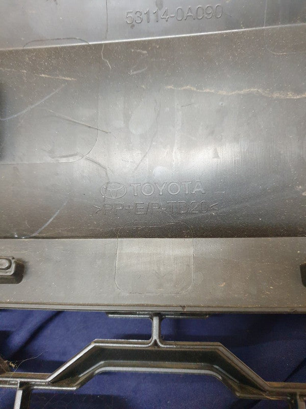 Toyota Corolla Cross Radiator Grille - Grille surround broken