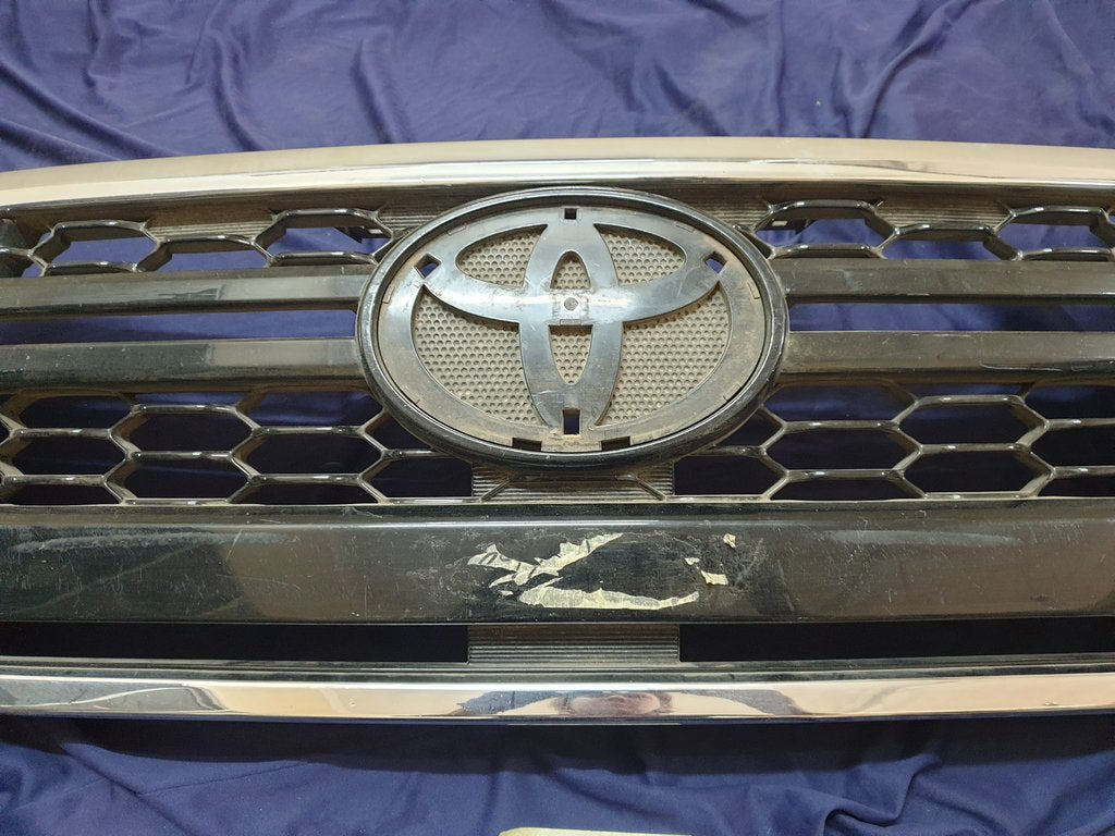 Toyota Hilux Radiator Grille - Light Wear and Tear, Broken clips