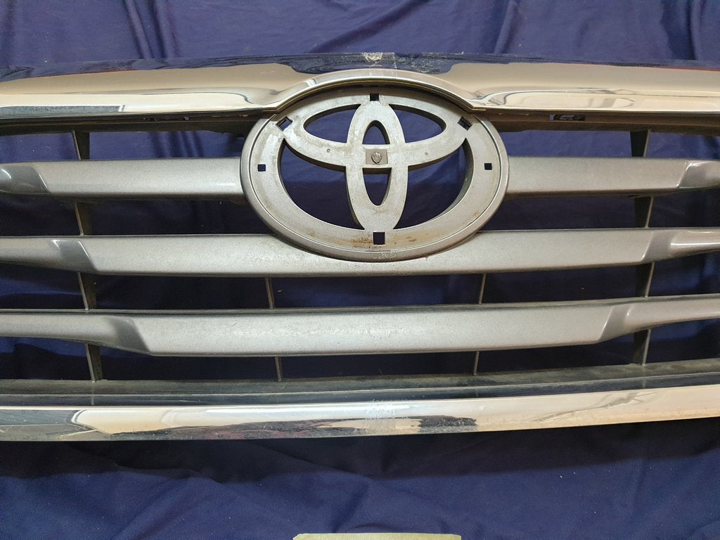 Toyota Hilux Radiator Grille - Wear and Tear, Clip/s broken