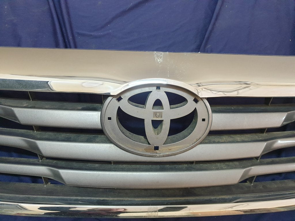 Toyota Hilux Radiator Grille - Wear and Tear, Clip/s broken