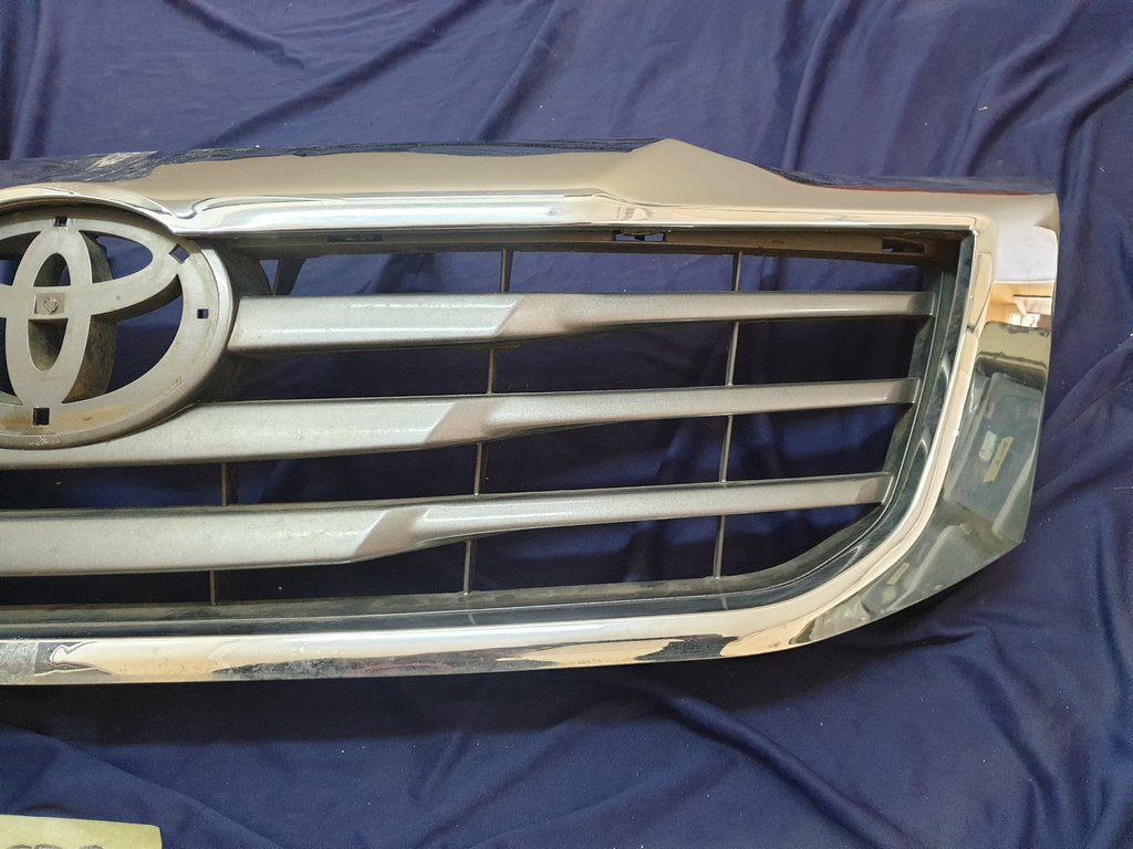 Toyota Hilux Radiator Grille - Wear and Tear, Clip/s broken