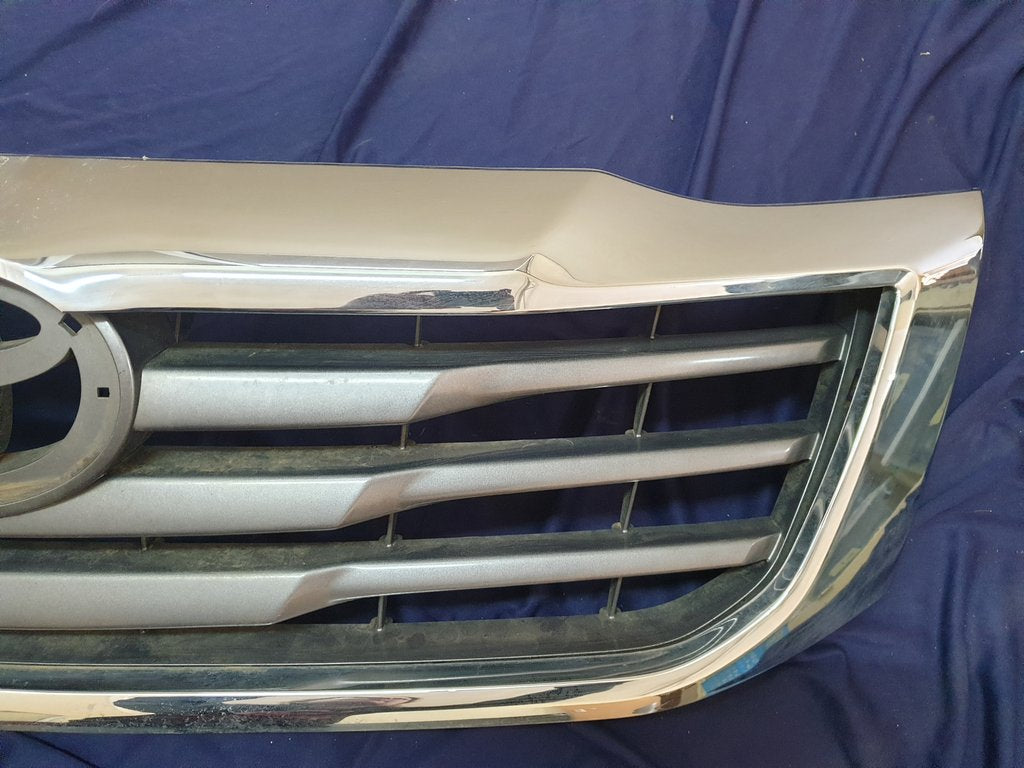 Toyota Hilux Radiator Grille - Wear and Tear, Clip/s broken