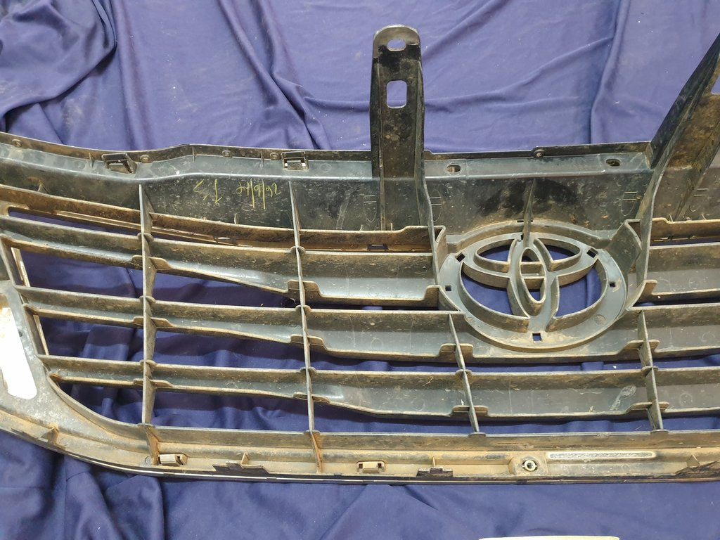 Toyota Hilux Radiator Grille - Wear and Tear, Clip/s broken