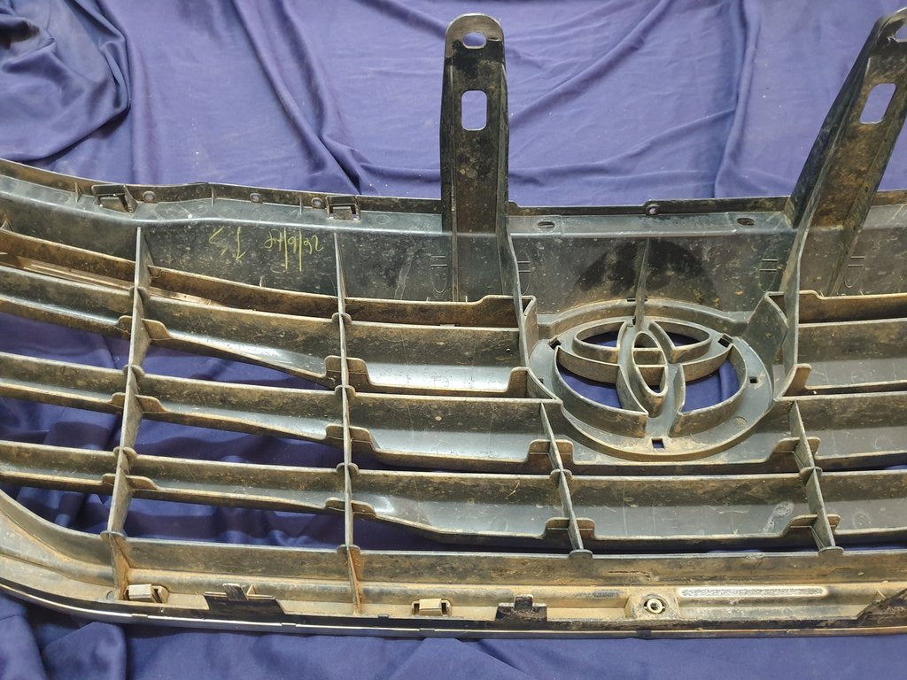 Toyota Hilux Radiator Grille - Wear and Tear, Clip/s broken