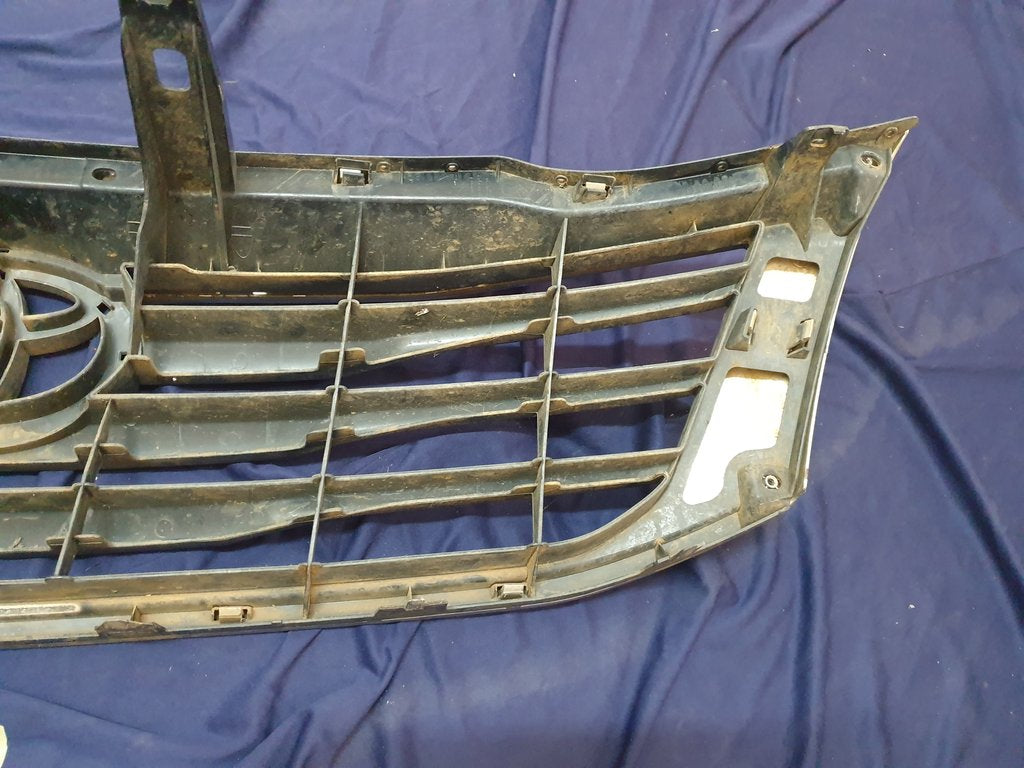 Toyota Hilux Radiator Grille - Wear and Tear, Clip/s broken