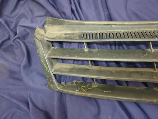 Volkswagen Polo Radiator Grille - Wear and Tear, Crack, Missing piece of broken frame