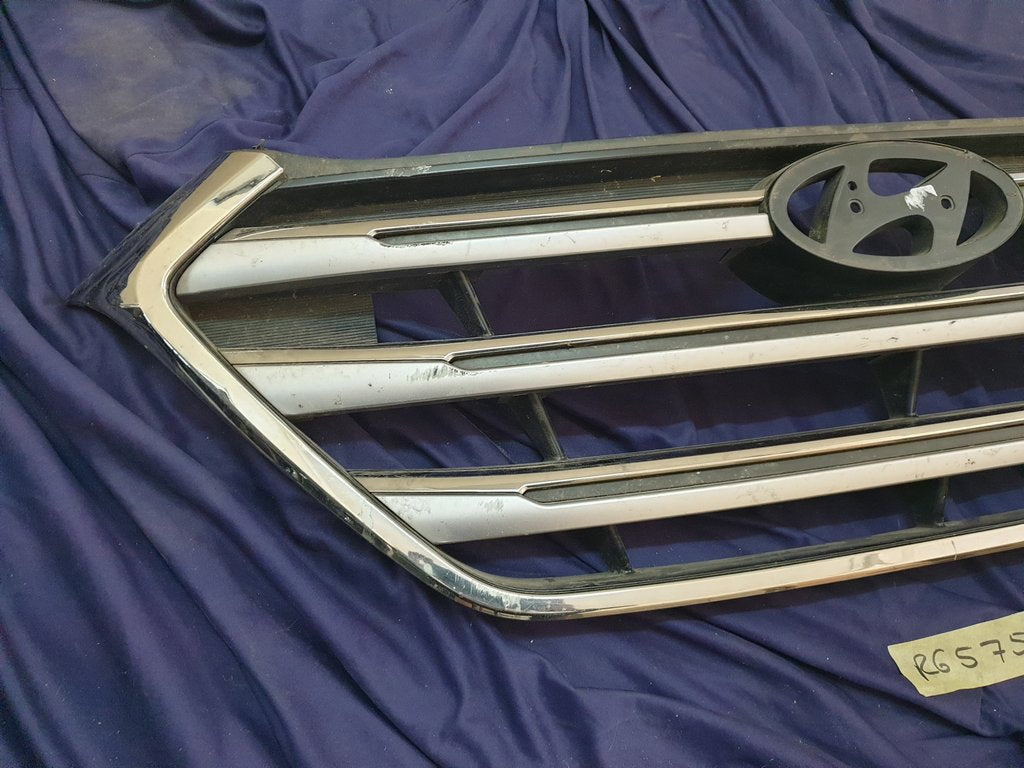 Hyundai Tucson Radiator Grille - Wear and Tear, Deep abrasions