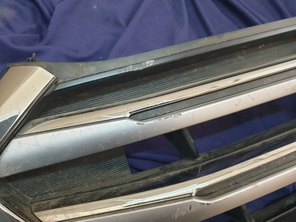 Hyundai Tucson Radiator Grille - Wear and Tear, Deep abrasions