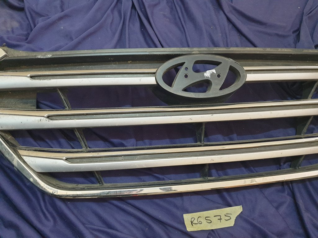 Hyundai Tucson Radiator Grille - Wear and Tear, Deep abrasions