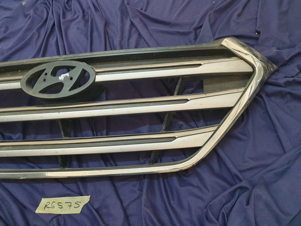 Hyundai Tucson Radiator Grille - Wear and Tear, Deep abrasions