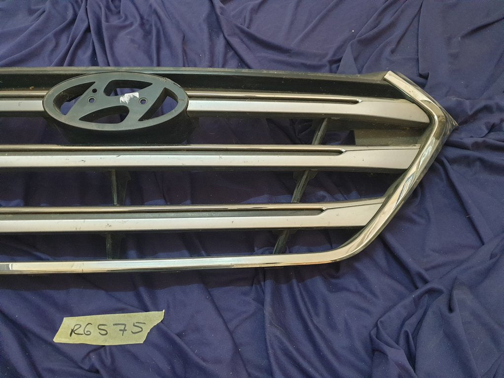 Hyundai Tucson Radiator Grille - Wear and Tear, Deep abrasions