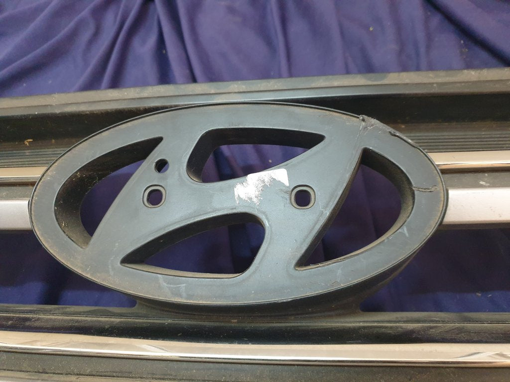 Hyundai Tucson Radiator Grille - Wear and Tear, Deep abrasions
