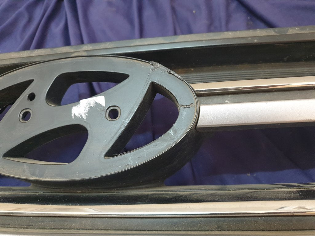 Hyundai Tucson Radiator Grille - Wear and Tear, Deep abrasions