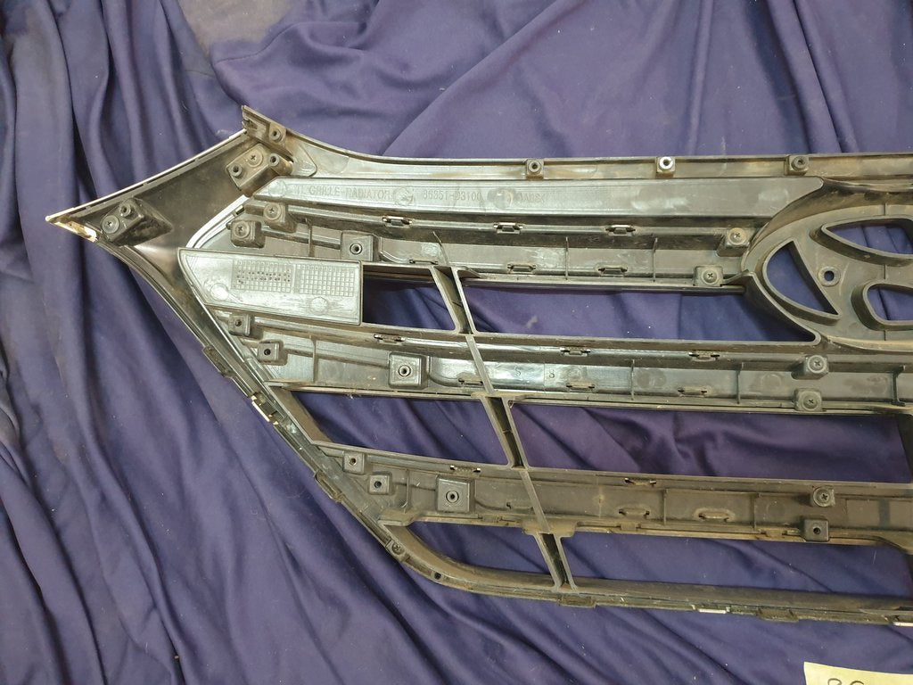 Hyundai Tucson Radiator Grille - Wear and Tear, Deep abrasions