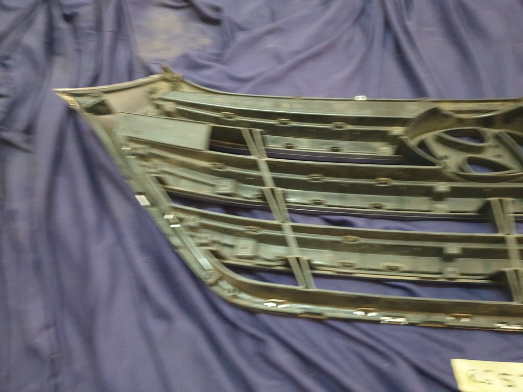 Hyundai Tucson Radiator Grille - Wear and Tear, Deep abrasions