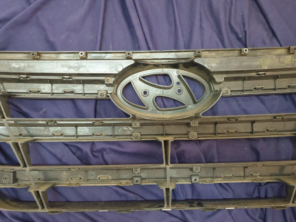 Hyundai Tucson Radiator Grille - Wear and Tear, Deep abrasions