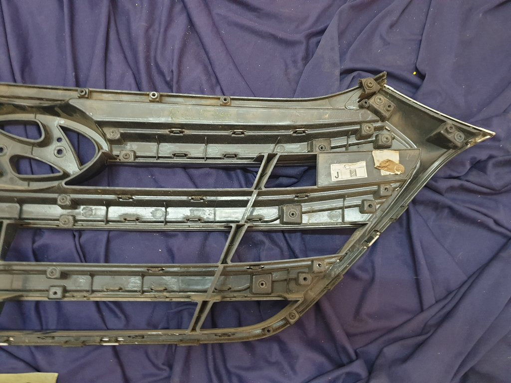 Hyundai Tucson Radiator Grille - Wear and Tear, Deep abrasions