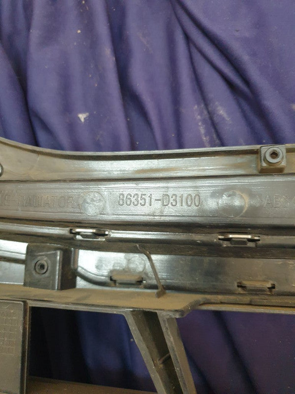 Hyundai Tucson Radiator Grille - Wear and Tear, Deep abrasions