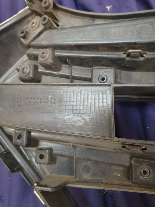 Hyundai Tucson Radiator Grille - Wear and Tear, Deep abrasions