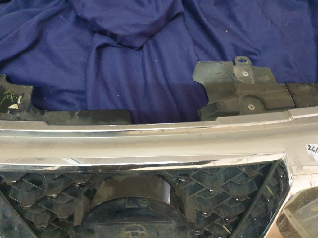 Nissan Navara Radiator Grille - Wear and Tear, Plastic Break
