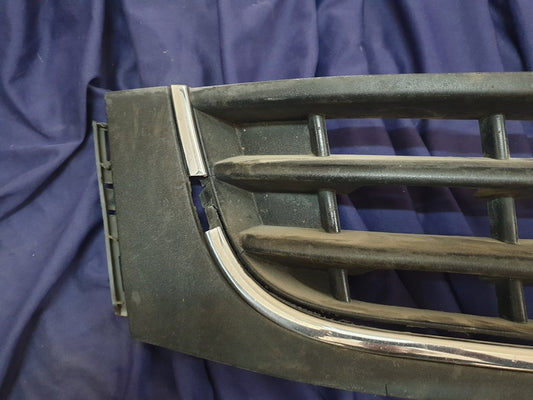 Volkswagen Amarok Front Bumper Lower Grille - Chrome broken, Frame cracked