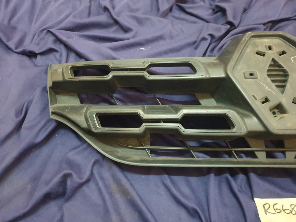 Renault Kwid Radiator Grille - Light Wear and Tear