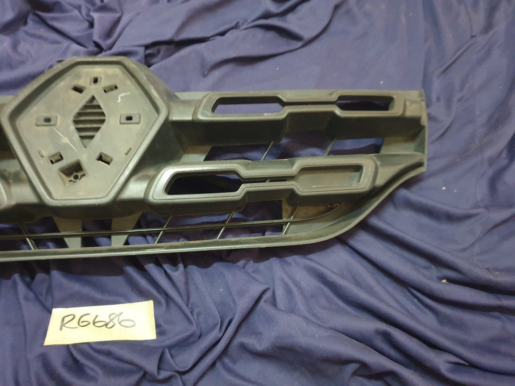 Renault Kwid Radiator Grille - Light Wear and Tear
