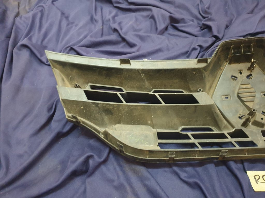 Renault Kwid Radiator Grille - Light Wear and Tear