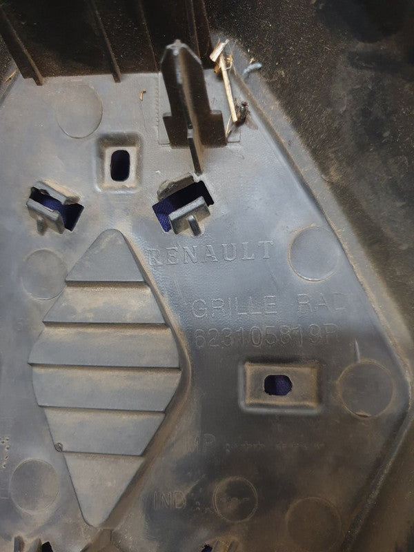 Renault Kwid Radiator Grille - Light Wear and Tear