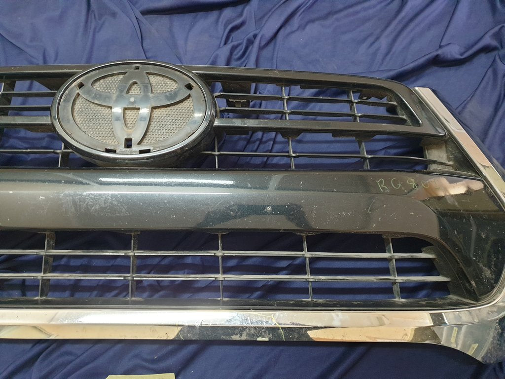 Toyota Hilux 2020, 2021 Radiator Grille - Chrome very damaged