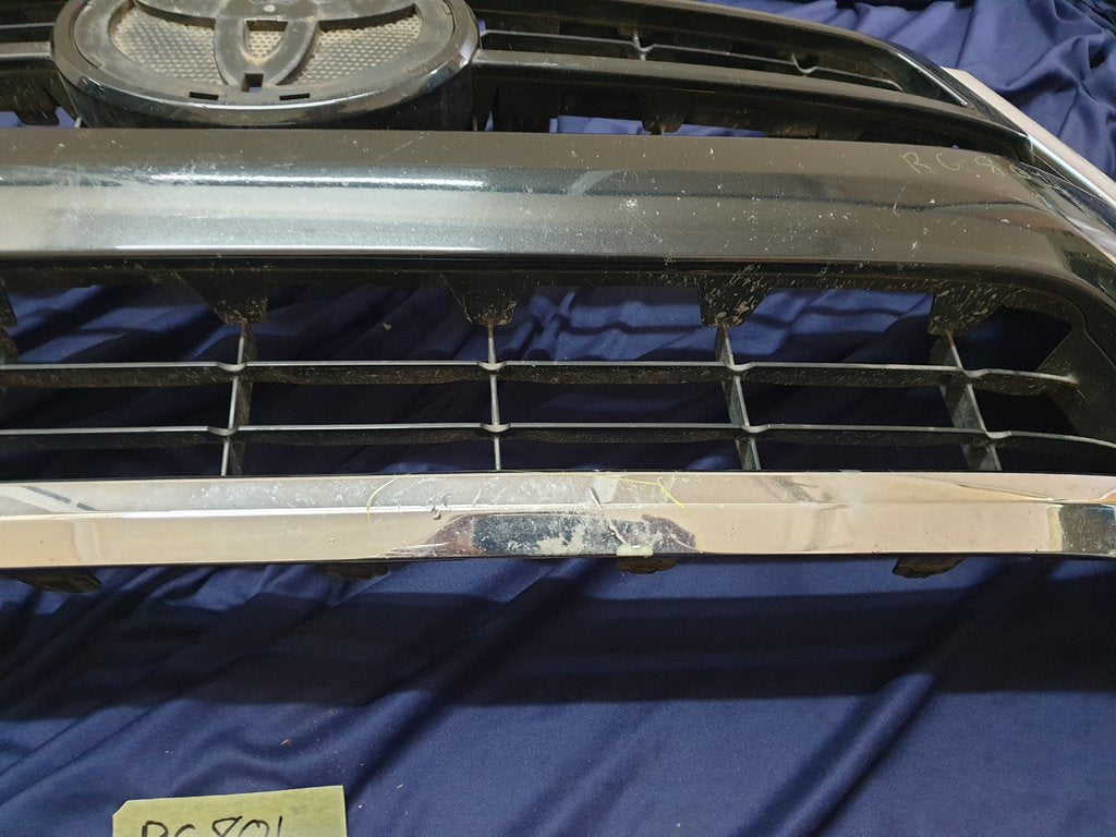Toyota Hilux 2020, 2021 Radiator Grille - Chrome very damaged
