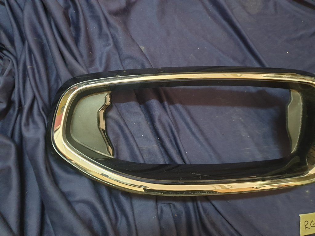 BMW 2 Series G42 Radiator Grille Surround/Frame - Light wear and tear, Scratches on chrome