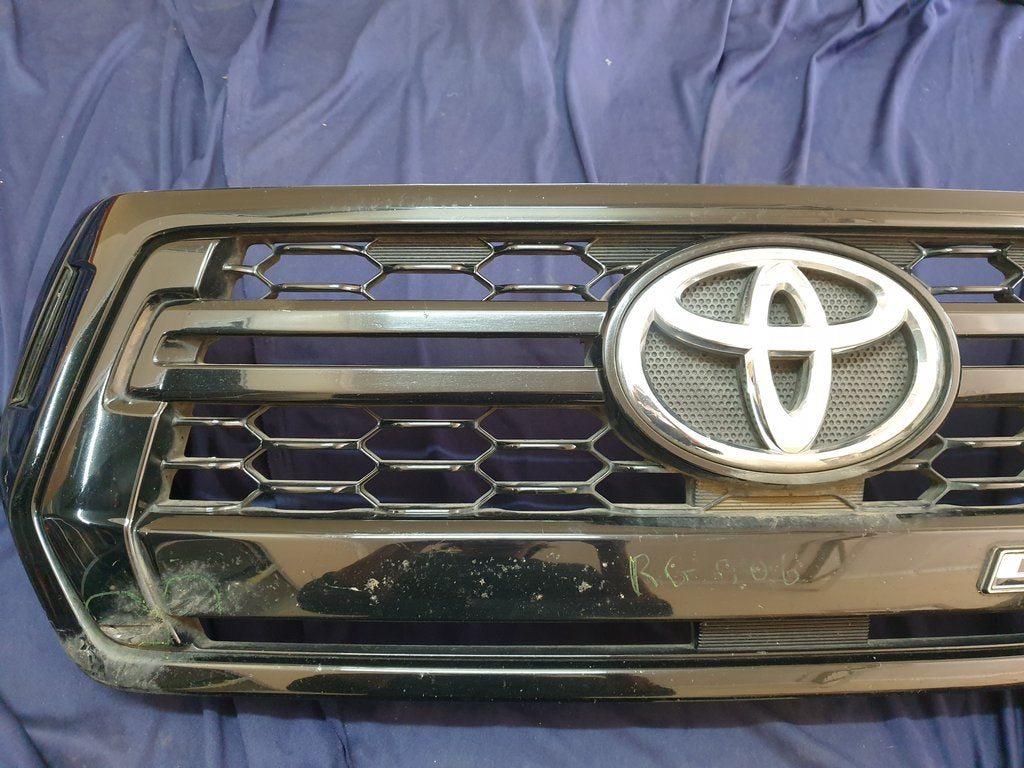 Toyota Hilux Legend 50 2018, 2019, 2020 Radiator Grille - Wear and Tear, Deep abrasions