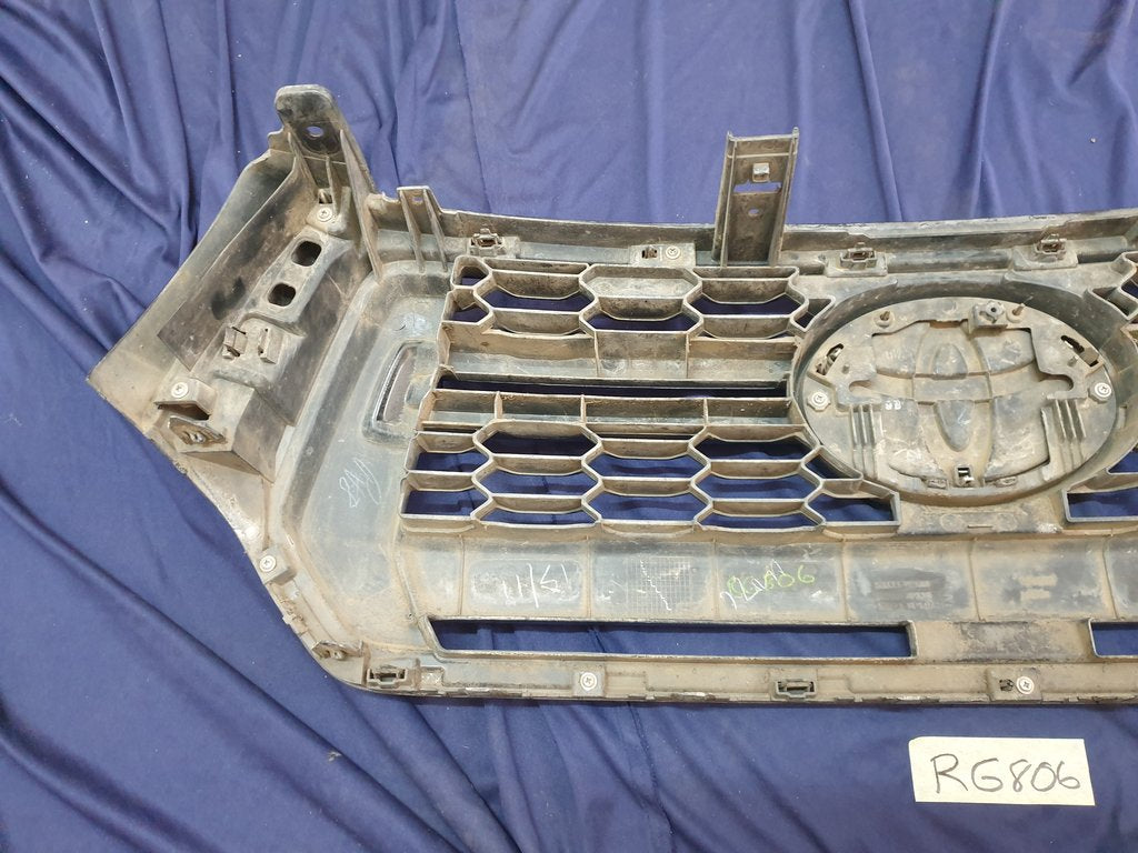 Toyota Hilux Legend 50 2018, 2019, 2020 Radiator Grille - Wear and Tear, Deep abrasions