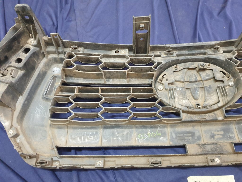 Toyota Hilux Legend 50 2018, 2019, 2020 Radiator Grille - Wear and Tear, Deep abrasions