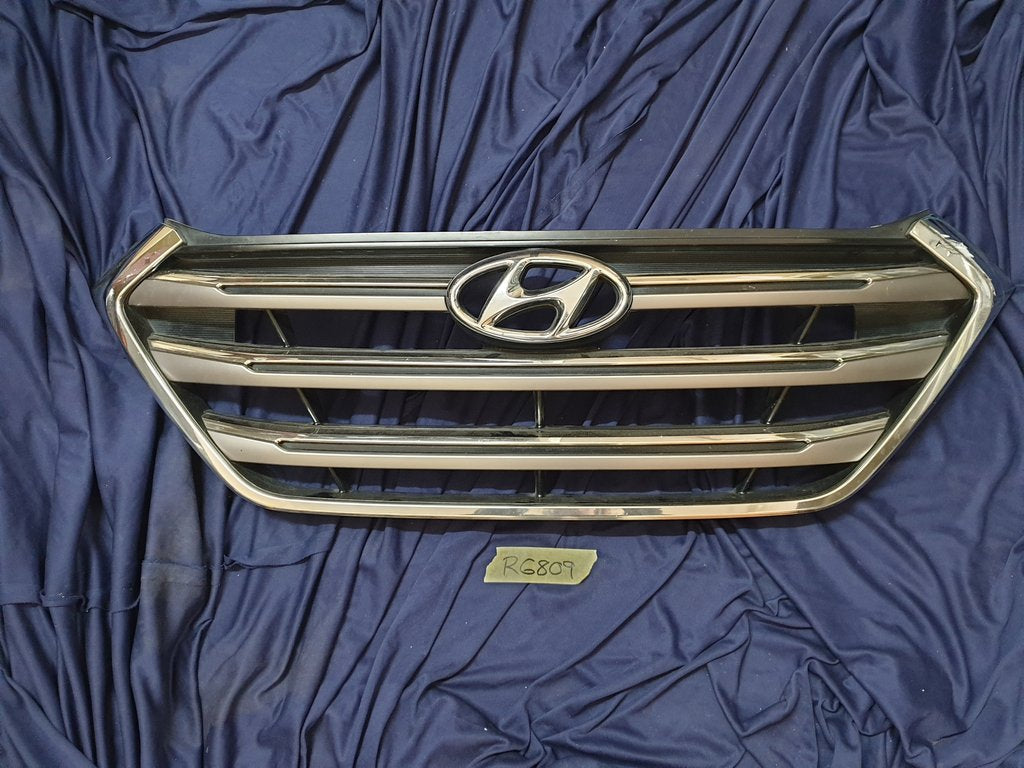 Hyundai Tucson 2016 Radiator Grille - Light Wear and Tear, Chrome damaged