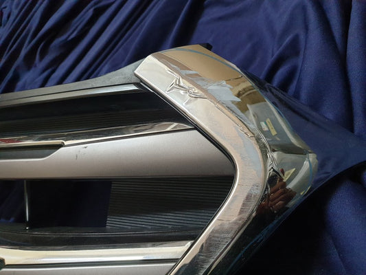 Hyundai Tucson 2016 Radiator Grille - Light Wear and Tear, Chrome damaged