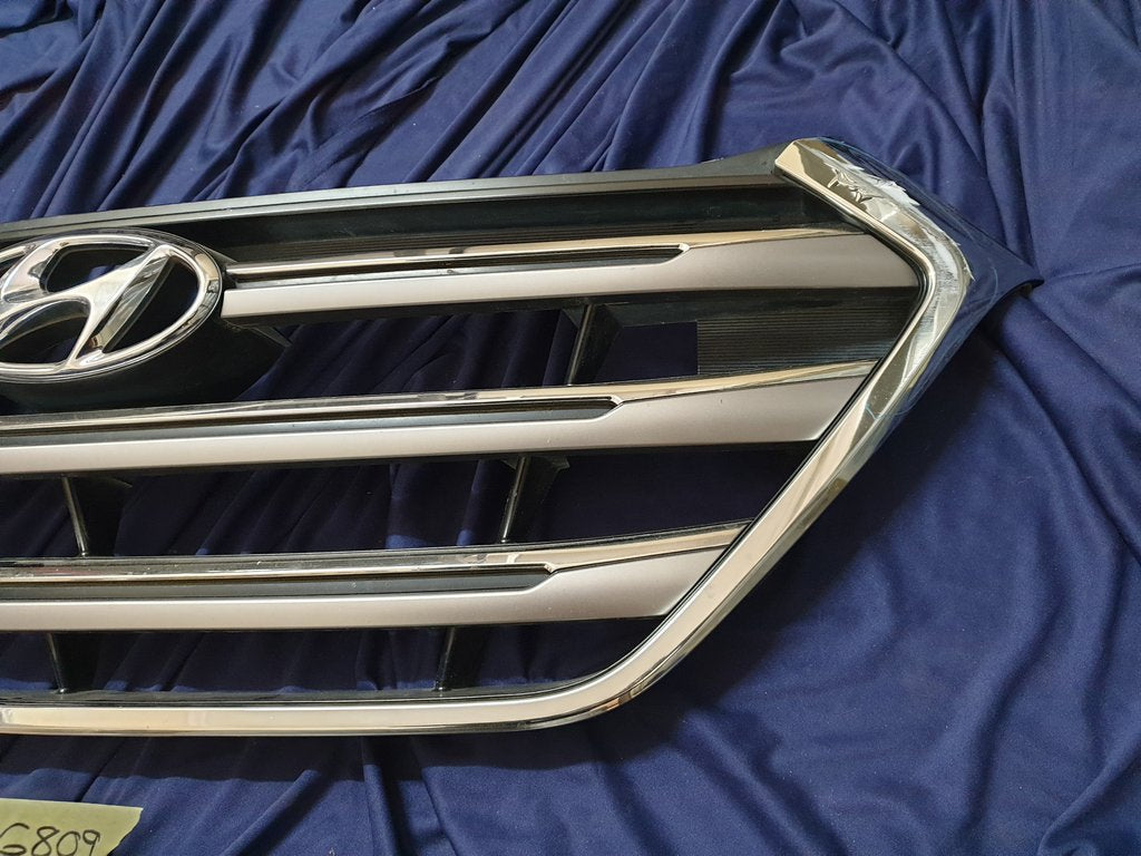 Hyundai Tucson 2016 Radiator Grille - Light Wear and Tear, Chrome damaged