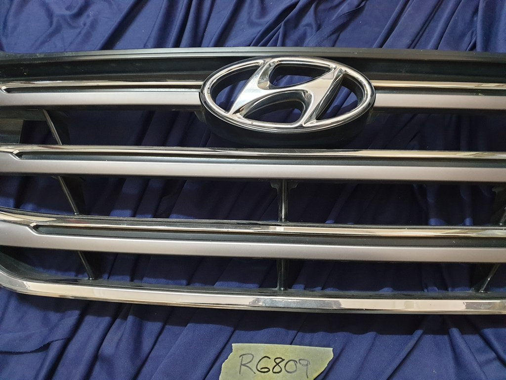 Hyundai Tucson 2016 Radiator Grille - Light Wear and Tear, Chrome damaged