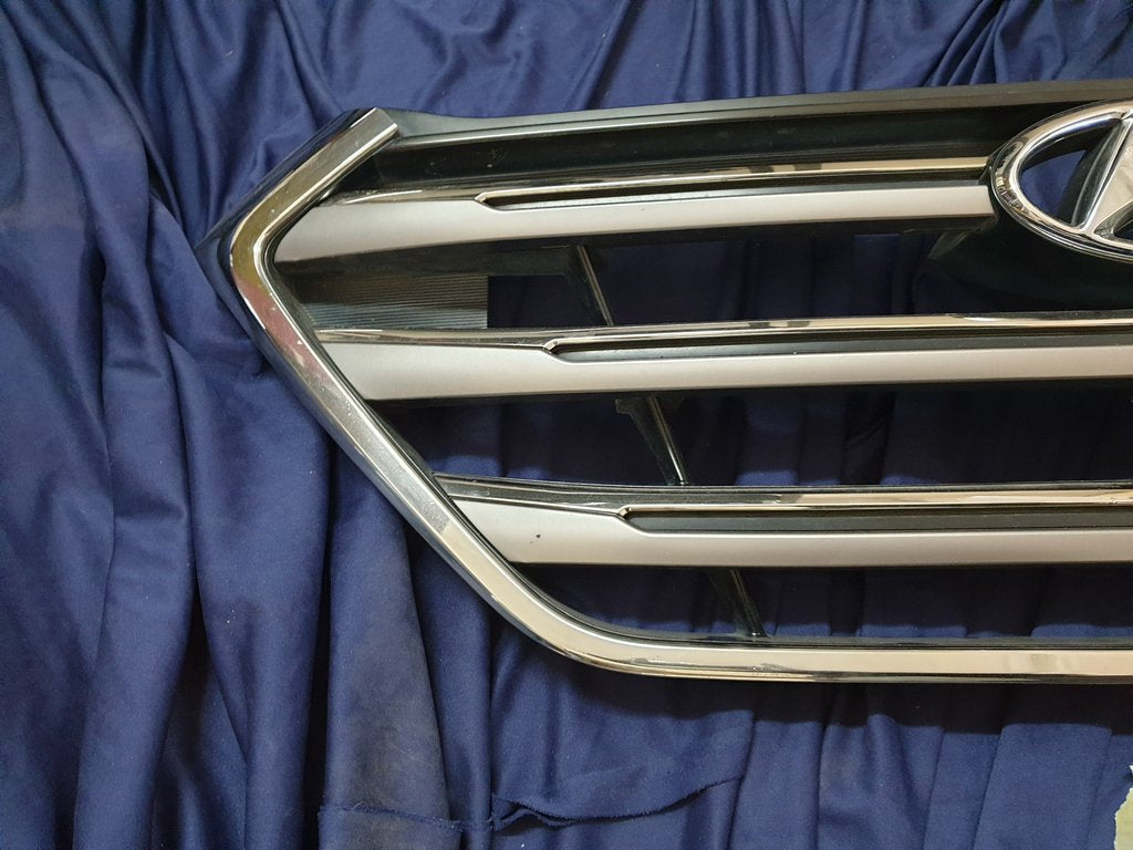 Hyundai Tucson 2016 Radiator Grille - Light Wear and Tear, Chrome damaged