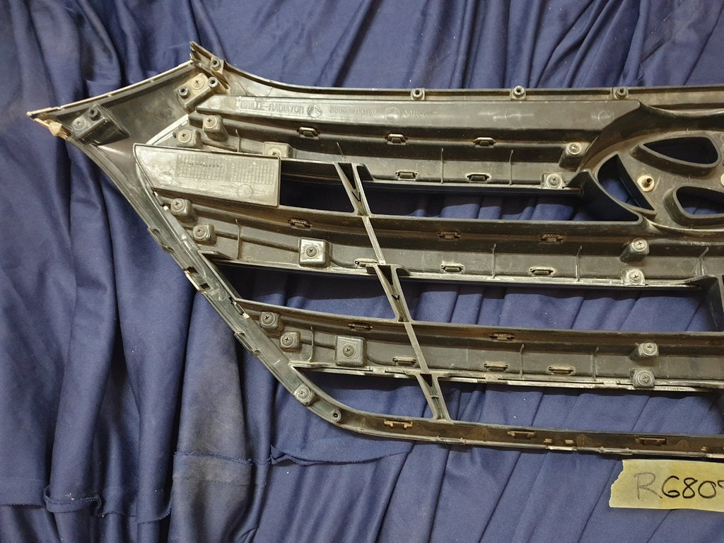 Hyundai Tucson 2016 Radiator Grille - Light Wear and Tear, Chrome damaged