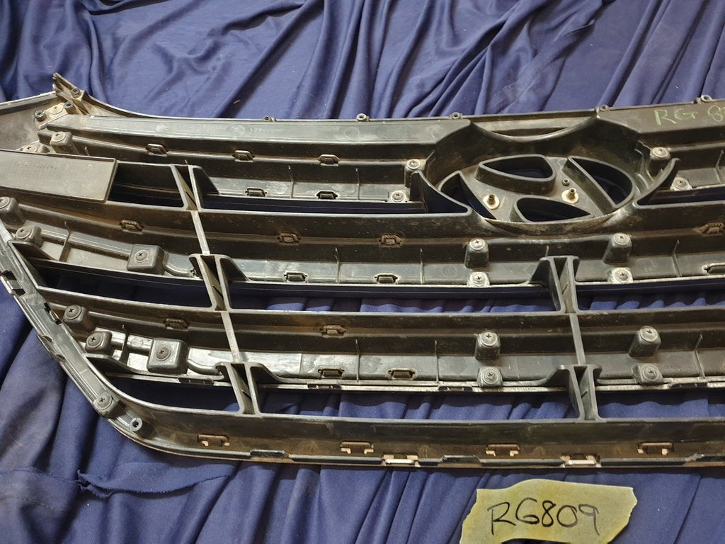 Hyundai Tucson 2016 Radiator Grille - Light Wear and Tear, Chrome damaged