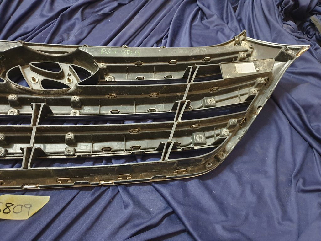 Hyundai Tucson 2016 Radiator Grille - Light Wear and Tear, Chrome damaged