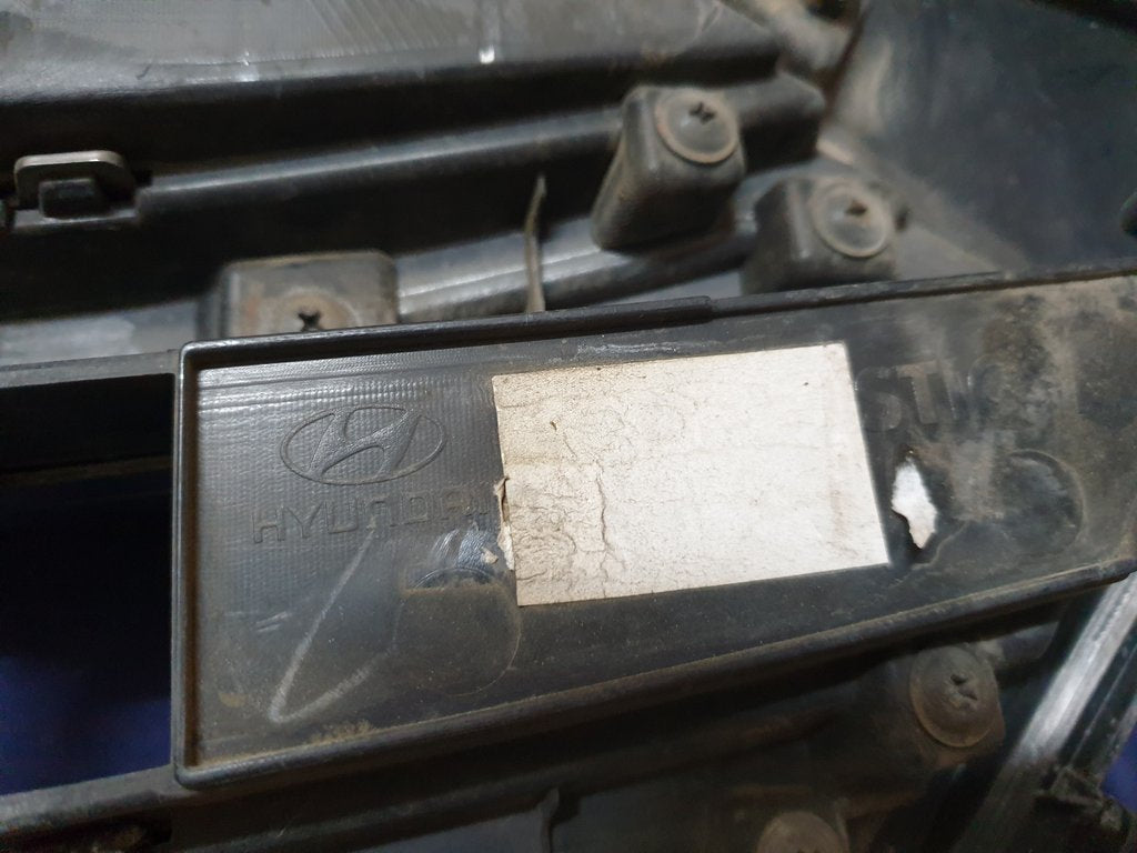 Hyundai Tucson 2016 Radiator Grille - Light Wear and Tear, Chrome damaged
