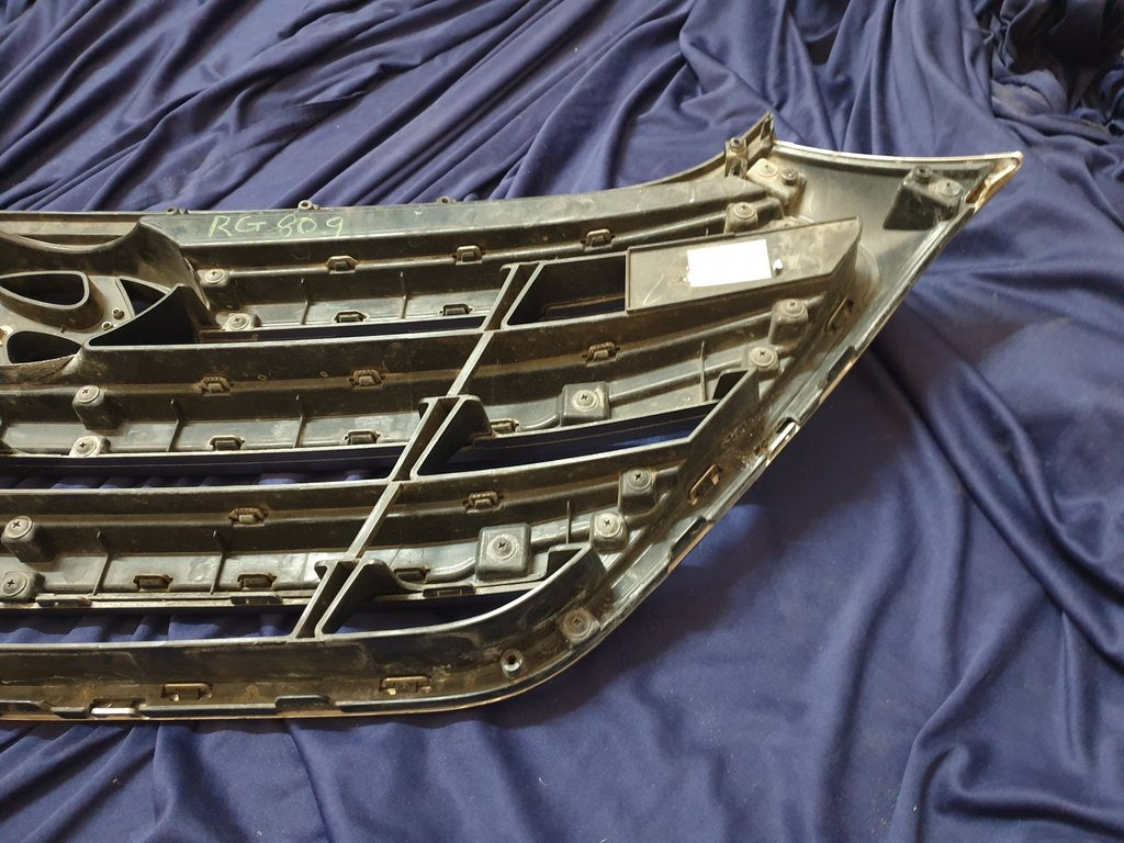 Hyundai Tucson 2016 Radiator Grille - Light Wear and Tear, Chrome damaged